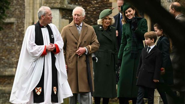 Eine Gruppe von Personen, darunter König Charles, Camilla und Prinzessin Kate, verlässt eine Kirche.