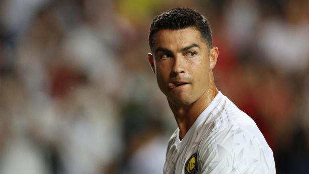 Cristiano Ronaldo schaut zur Seite und streckt die Zunge leicht heraus.