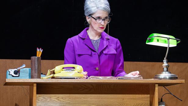 Maria Köstlinger als "Miss Scrooge" in der gleichnamigen Inszenierung