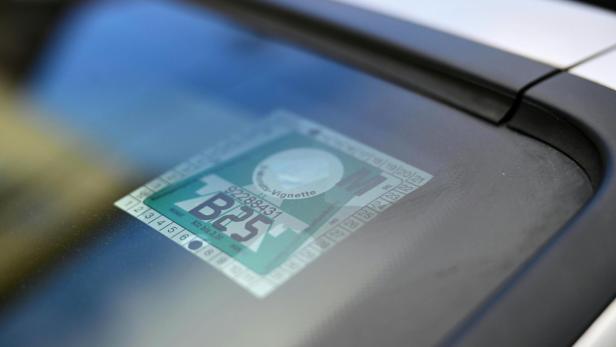 eine Klebevignette an der Windschutzscheibe