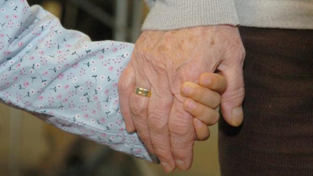 Kinderhand in älterer Hand