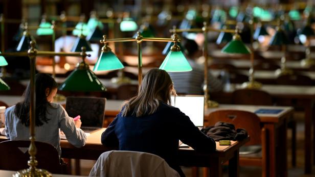 Studierende in der Bibliothek der Uni Wien.