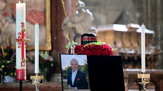 Kerzen und ein Foto von Harald Serafin bei der Trauerfeier im Stephansdom