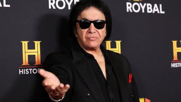 Third installment of HISTORYTalks at Academy Museum of Motion Pictures David Geffen Theater in Los Angeles Gene Simmons mit Sonnenbrille und schwarzem Anzug posiert vor einem schwarzen Hintergrund mit Logos.