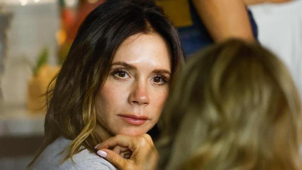 Victoria Beckham.jpg Victoria Beckham stützt ihr Kinn auf ihre Hand und schaut aufmerksam zur Seite.