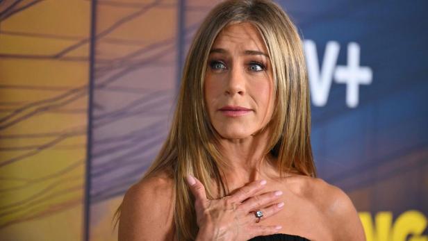 Jennifer Aniston.jpg Jennifer Aniston posiert vor einem Hintergrund mit dem Apple TV+ Logo.