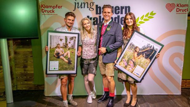 Models präsentieren Jungbauernkalender