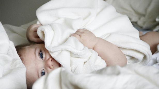 Baby in Kuscheldecke gehüllt