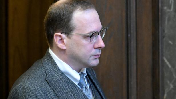 ++ ARCHIVBILD ++ GEGEN AUFLAGEN VERSTOSSEN: TEICHTMEISTER FESTGENOMMEN