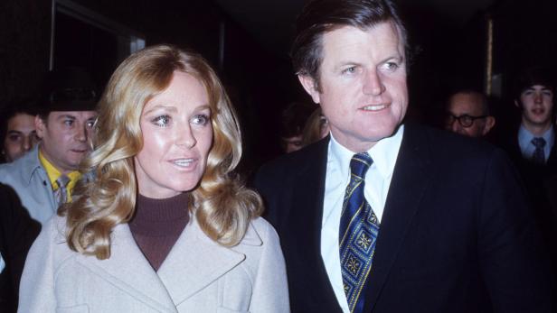 Joan und Edward Kennedy.jpg Joan und Edward Kennedy bei einer Veranstaltung in den 70er Jahren.