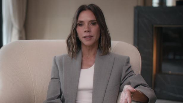 Victoria Beckham sitzt in Polstersessel