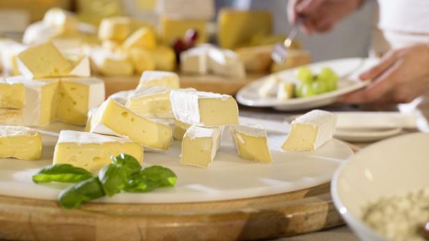 Geschnittener Weichkäse auf einem Brett