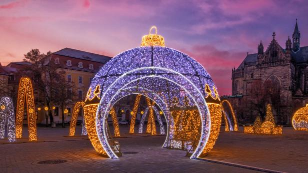 Bunte Weihnachtslichter schmücken den Stadtplatz und verleihen ihm eine festliche Stimmung während der Feiertage.