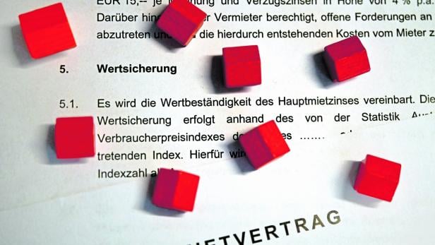 Ein Mietvertrag mit roten Häusern aus einem DKT-Spiel.