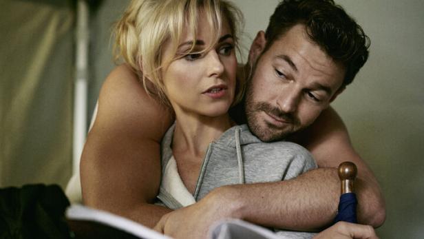 Schauspieler Silvia Schneider und Paul Pizzera