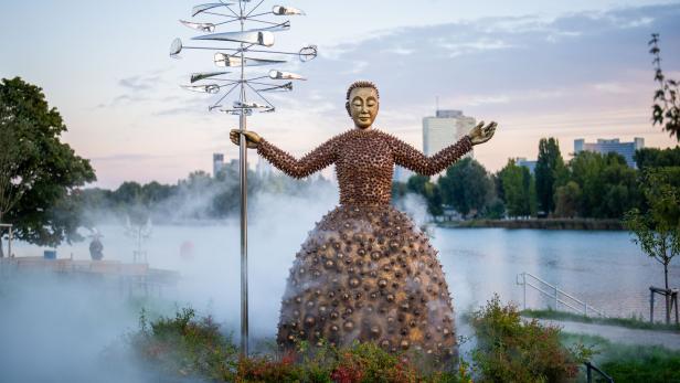 PK STADT WIEN "BANK AUSTRIA PARK AN DER OBEREN ALTEN DONAU" - NEUE KUNST- UND NATUROASE MIT 14 KUNSTWERKEN INTERNATIONALER KÜNSTLER Eine Frau als Statue im neuen Kunstpark am Mühlschüttel.