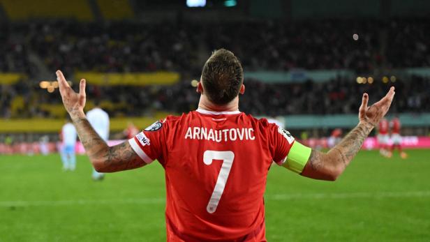 Arnautovic hebt auf dem Spielfeld die Arme vor jubelndem Publikum.