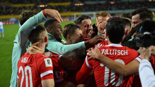 Die ÖFB-Teamspieler jubeln eng umschlungen und feiern gemeinsam auf dem Spielfeld.