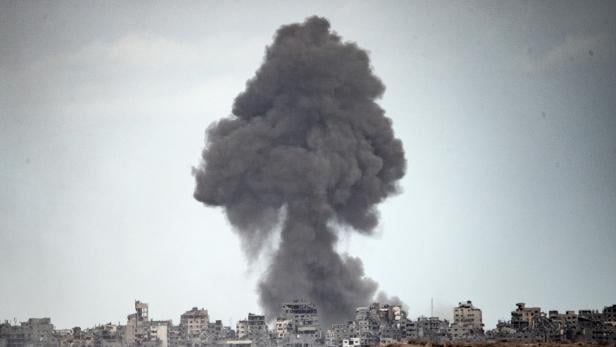 Nach einem Raketenangriff auf Gaza steigt eine Rauchsäule auf