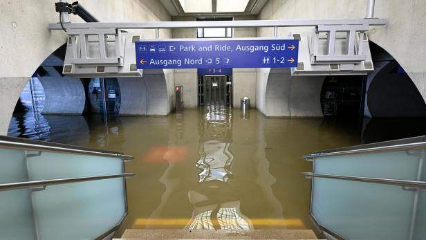 UNWETTER: SITUATION IN NIEDERÖSTERREICH: BAHNHOF TULLNERFELD UNWETTER: SITUATION IN NIEDERÖSTERREICH: BAHNHOF TULLNERFELD