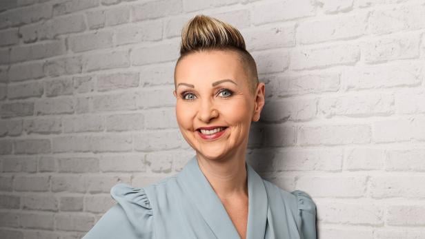Brustkrebsaktivistin Claudia Altmann-Pospischek posiert lächelnd