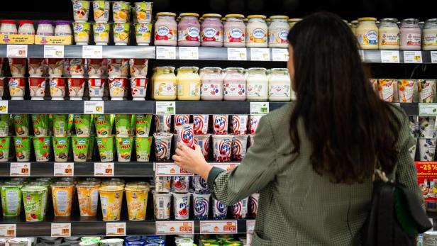 Eine Frau in der Milchabteilung eines Supermarktes