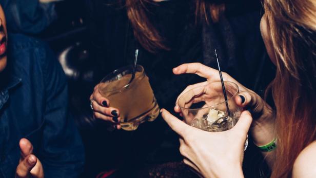 Drinks Zwei Frauen mit Drinks in einem Club