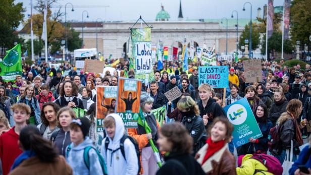 GROSSSTREIK FRIDAYS FOR FUTURE "KLIMASCHUTZGESETZ - WENN DANN RICHTIG!" Tausende Teilnehmer: Großdemo in Wien blockierte den Ring