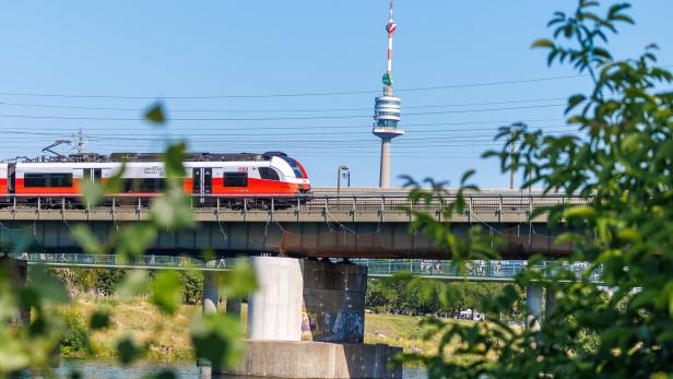 ++ THEMENBILD ++ ZUG / SCHNELLBAHN / DONAUTURM / ÖBB / ++ THEMENBILD ++ ZUG / SCHNELLBAHN / DONAUTURM / ÖBB /