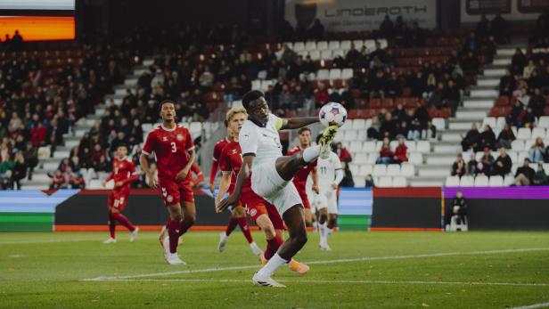 Österreichs U21 gegen Dänemark Ein österreichischer U21-Spieler versucht den Ball zu erreichen.