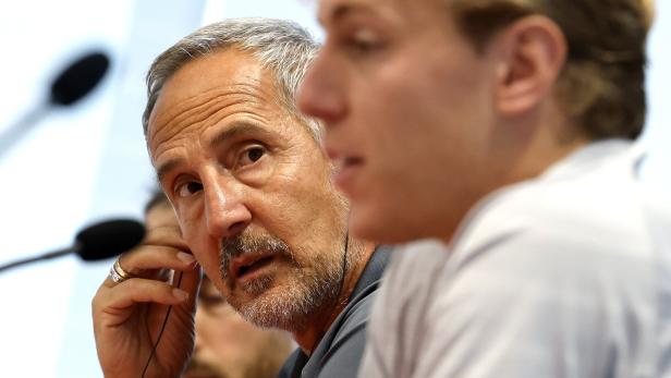 Adi Hütter verlässt Monaco. Adi Hütter schaut in die Kamera.