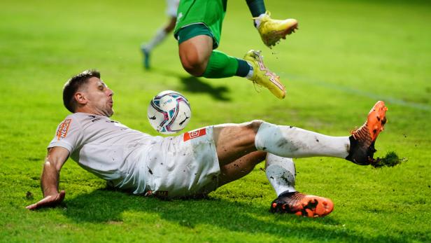 Sport-Club-Spieler Luka Gusic (Archivbild). Sport-Club-Spieler Luka Gusic rutscht in einen Ball.