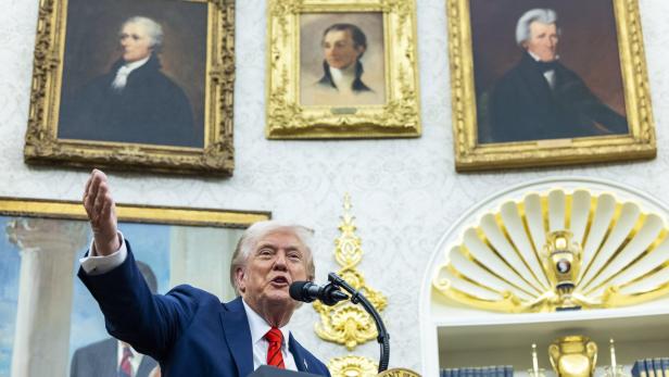 US President Donald Trump announces a drug pricing deal during a press conference in the Oval Office