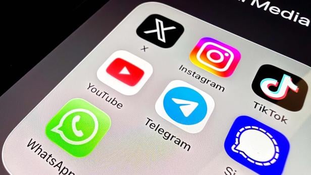 Smartphone-Screen mit Social Media Apps