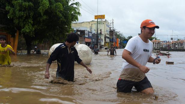 Torrential rains burst rivers, sparking floods in eastern Mexico