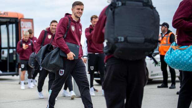 christoph baumgartner mit tasche bei der anreise nach rumänien