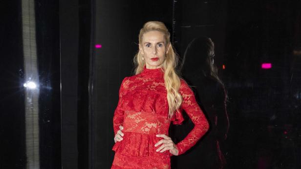 Moderatorin Onka Takats posiert in einem roten Spitzenkleid