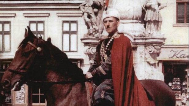 Ehemaliger Bürgermeister am Pferd als Kuruzzenführer