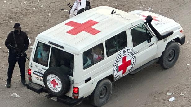 Ein Auto des Roten Kreuzes im Gazastreifen