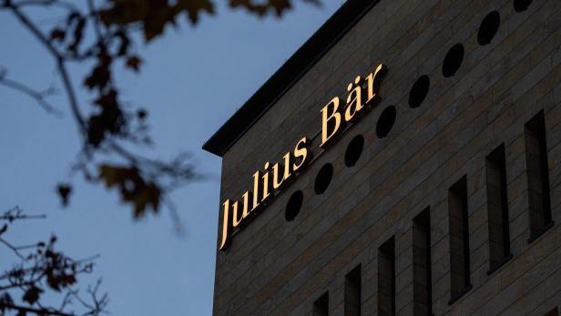 Die Fassade des Gebäudes trägt den beleuchteten Schriftzug "Julius Bär".