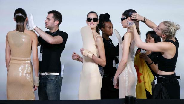Backstage: Models werden von Stylisten bei COURREGES noch  die Haare gestylit