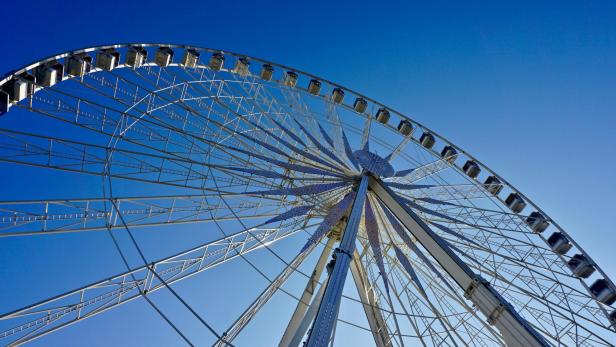 Blick von unten auf ein Riesenrad