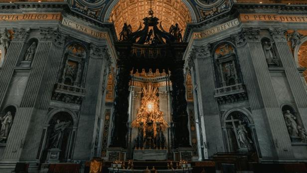 Innenraum vom Petersdom: Mann uriniert auf Altar.