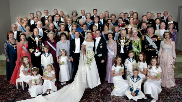 Mitglieder der europäischen Adelsfamilien posieren für ein gemeinsames Foto. 