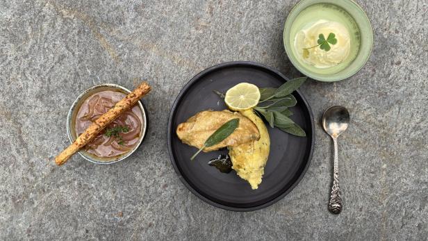 Ein Tisch, auf dem Teller mit Essen stehen.