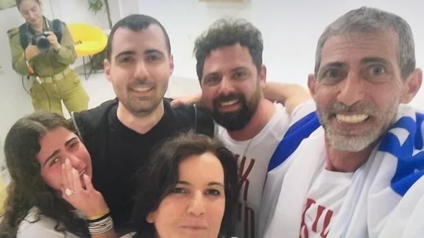 Guy Gilboa-Dalal mit seiner Famile wiedervereint