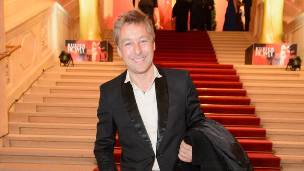 Schauspieler Max Müller steht bei der Romy-Gala auf dem roten Teppich