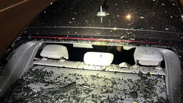 Kürbisse auf parkende Autos geworfen