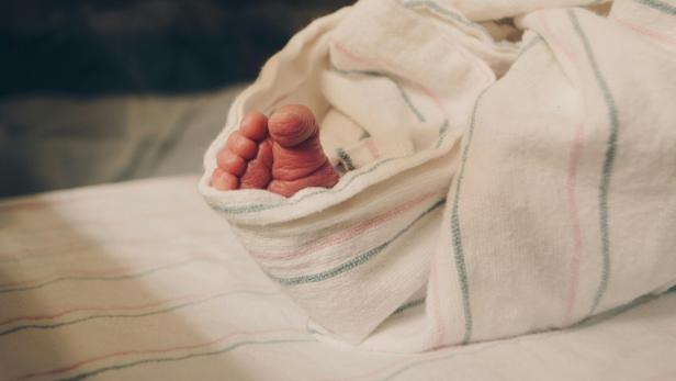 Streamerin Fandy bringt ihr Baby im Livestream zur Welt. Kinderfüßchen nach Geburt: Streamerin bringt ihr Baby im Livestream zur Welt.