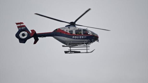 Eine Lawine ist am Sonntag, 04. März 2012 auf eine Landesstraße in Hochfügen im Tiroler Zillertal (Bezirk Schwaz) abgegangen. Laut Informationen der Polizei wurde mindestens ein Auto verschüttet, eine Person wurde geborgen. Ein zweites Fahrzeug wird noch unter den Schneemassen vermutet. Im Bild ein Polizeihubschrauber im Unglücksgebiet.